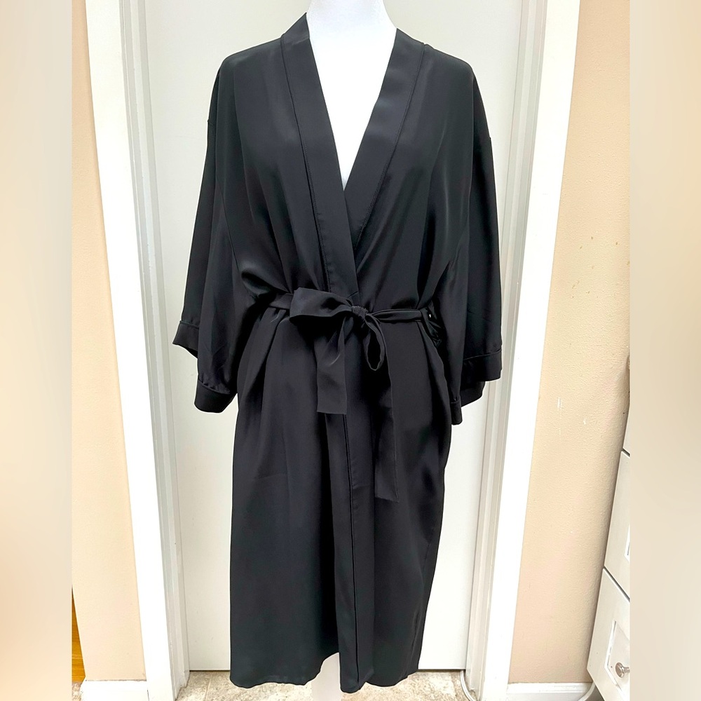 Brand new silk kimono robe/shirt dress
Excellent silk fabric and style